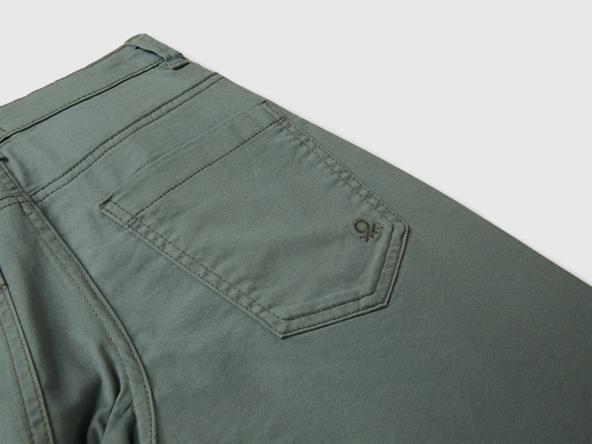 Pantaloni cinque tasche in cotone stretch