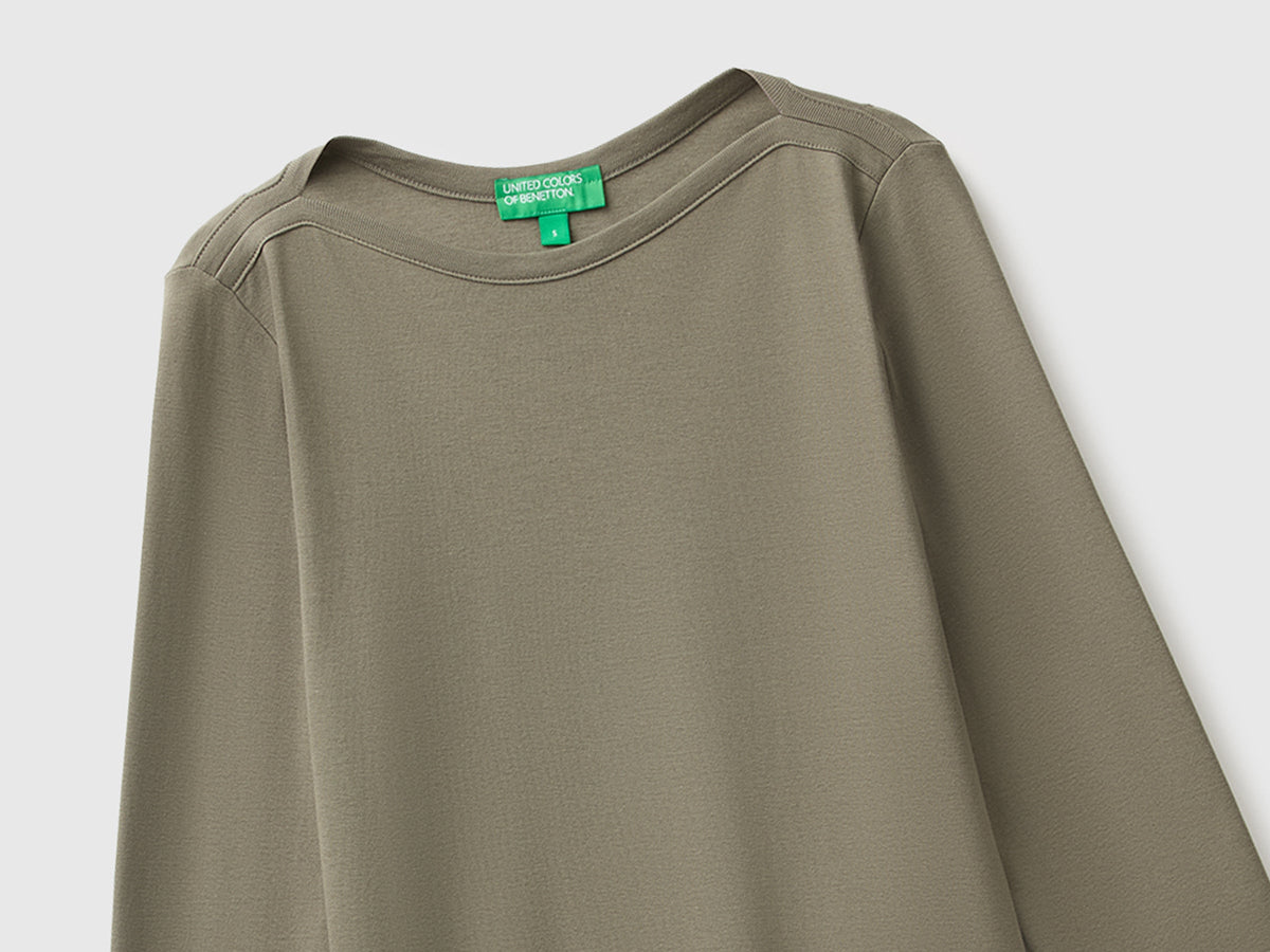 T-shirt slim fit con scollo a barchetta