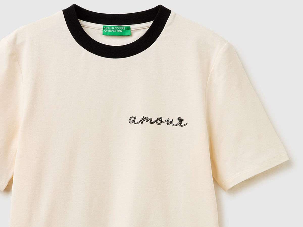 T-shirt con ricamo "amour"