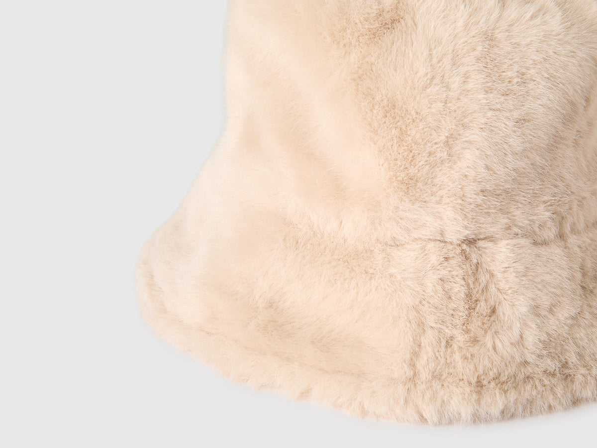 Cappello in pelliccetta sintetica reversibile