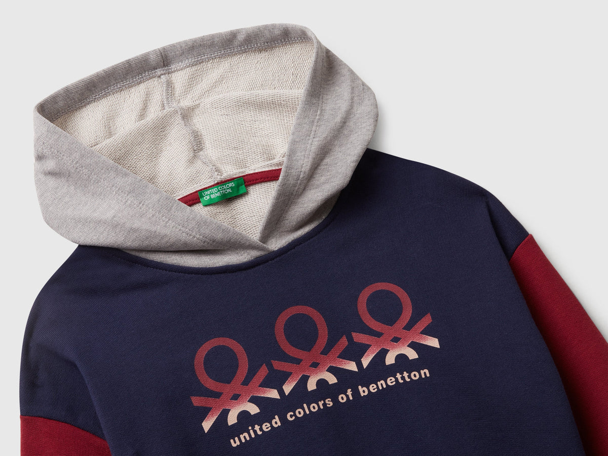 Felpa con stampa e cappuccio