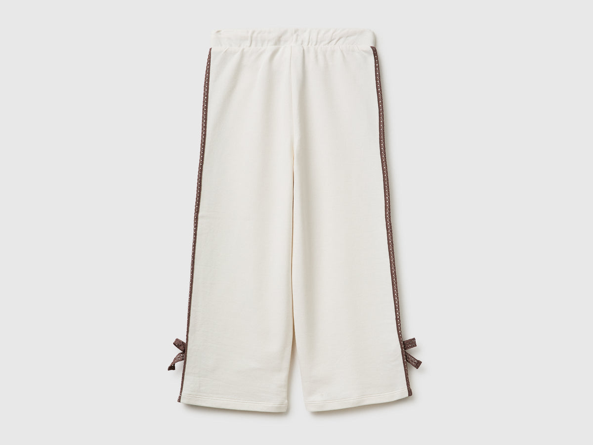 Pantaloni con pizzo e fiocchetti