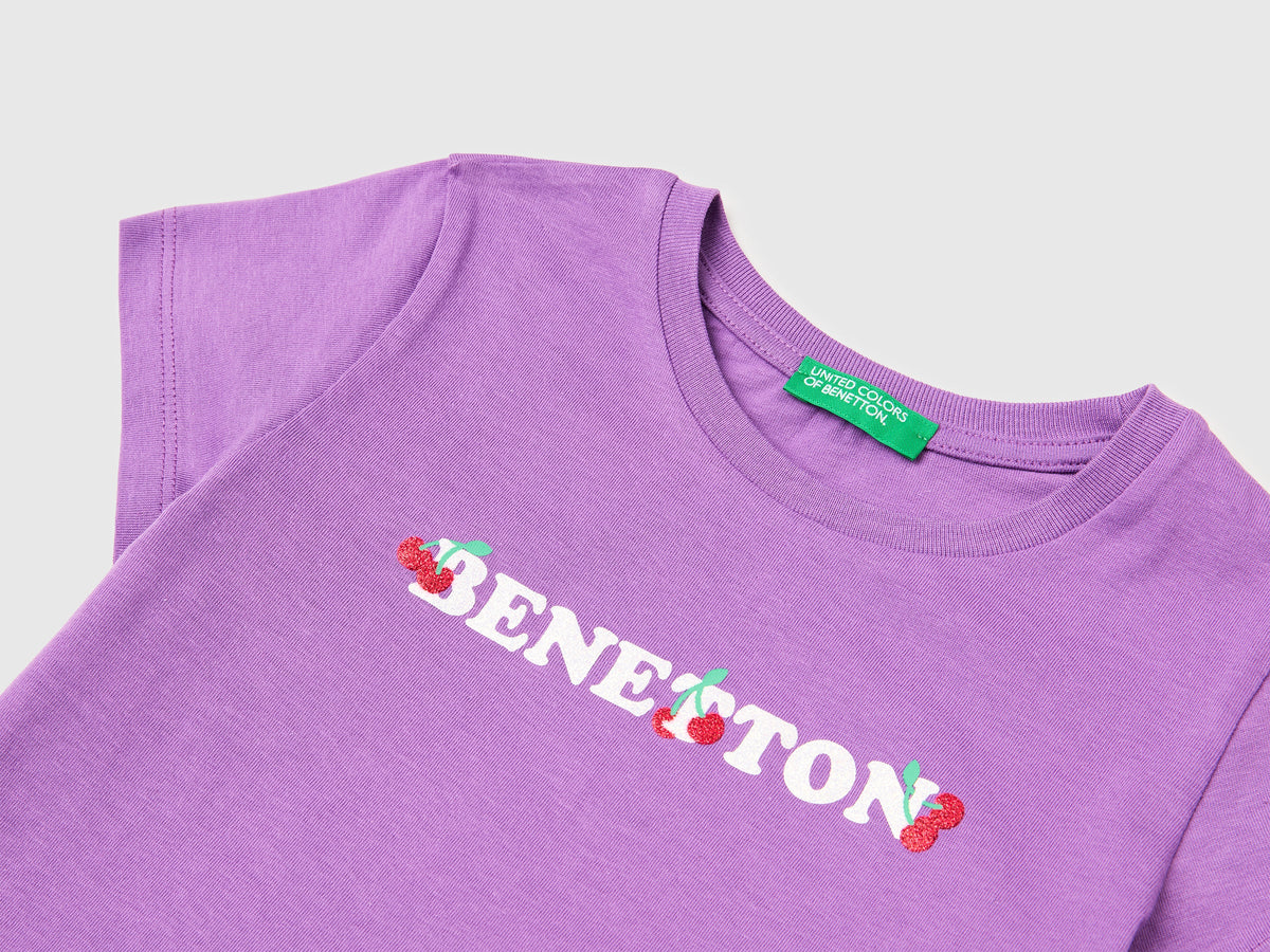 T-shirt con stampa glitter