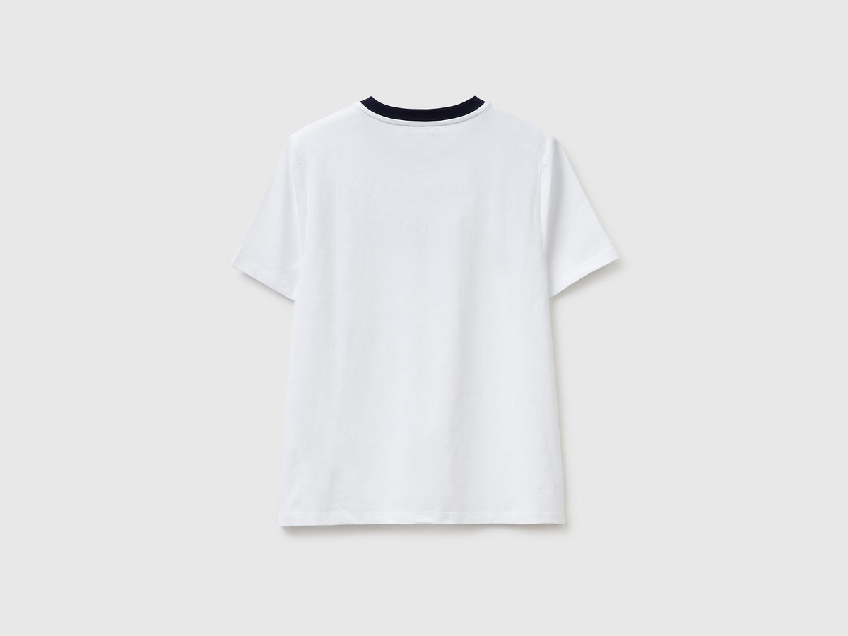 T-shirt con stemma ricamato