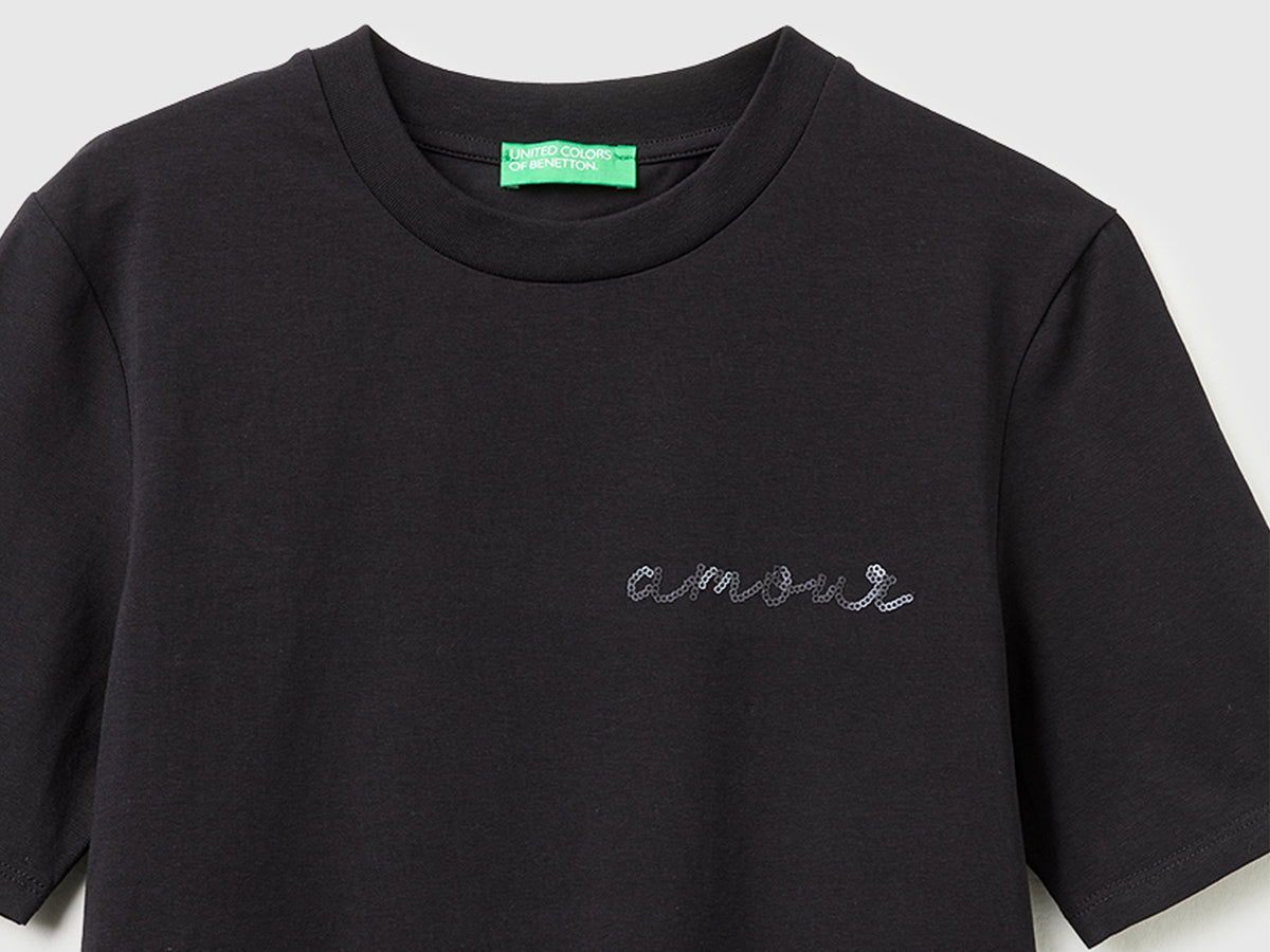 T-shirt con ricamo "amour"