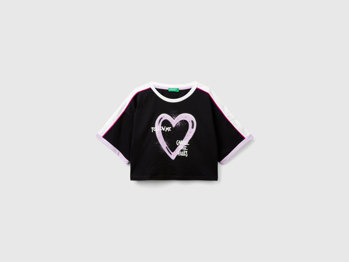 T-shirt con stampa graffiti e strass