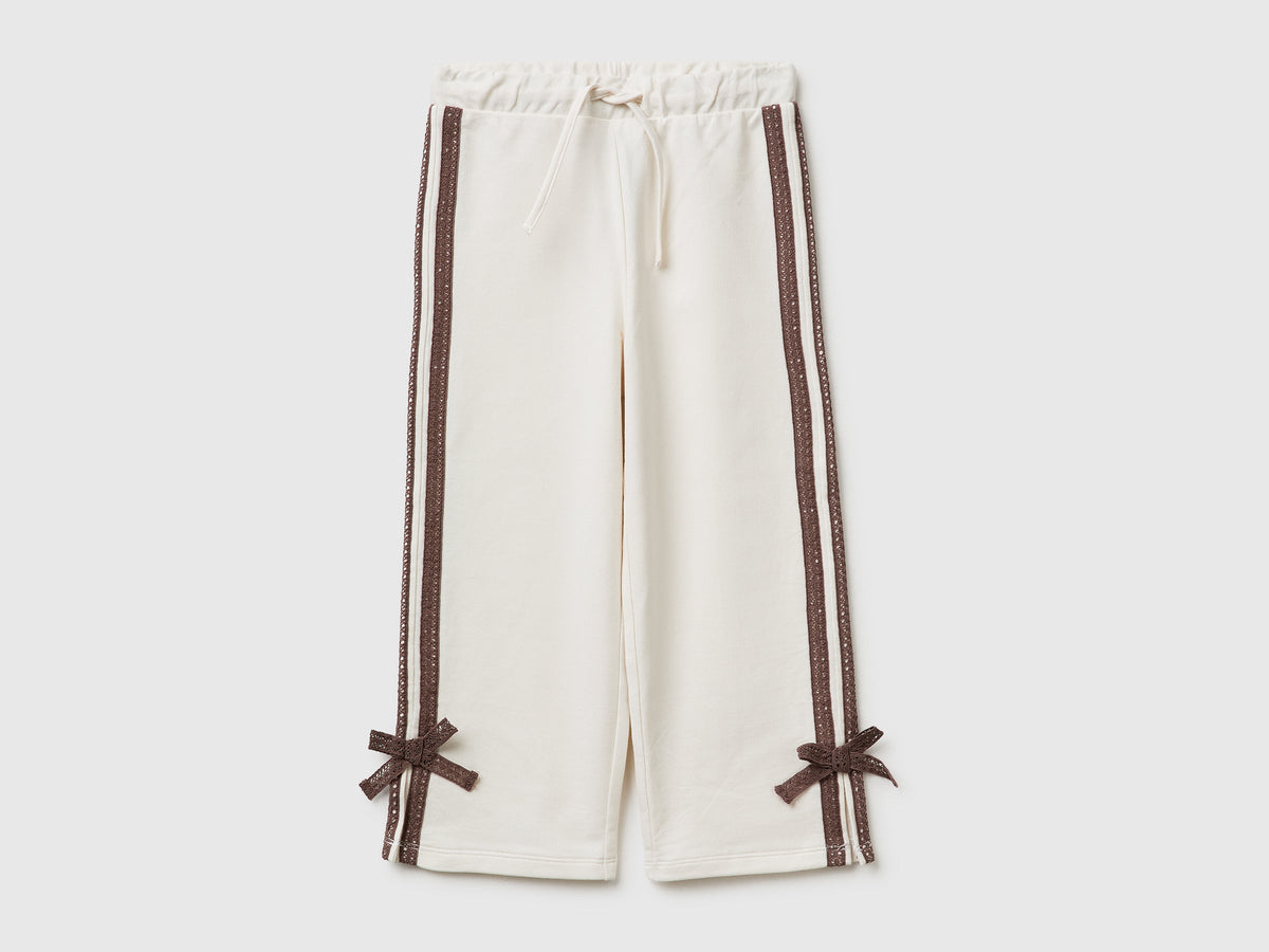 Pantaloni con pizzo e fiocchetti