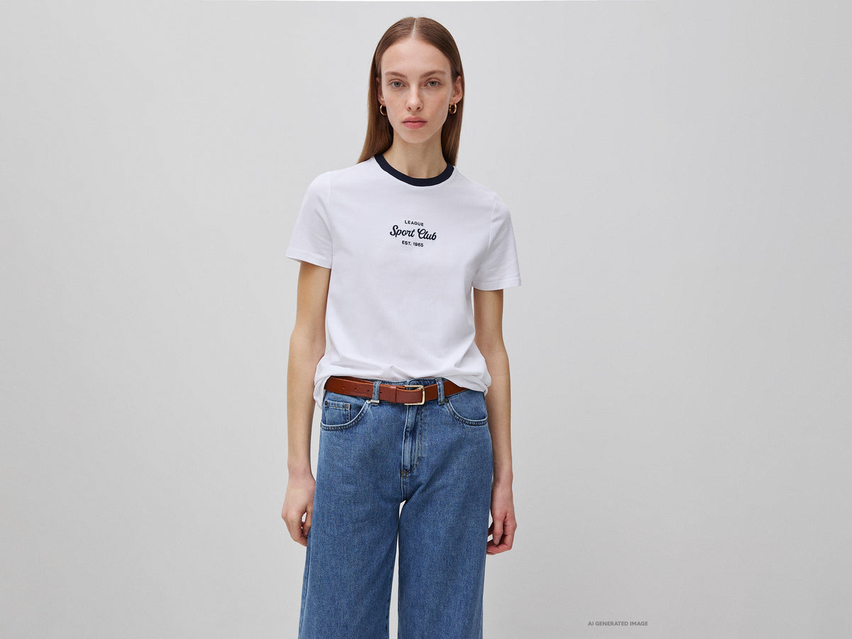T-shirt con stemma ricamato