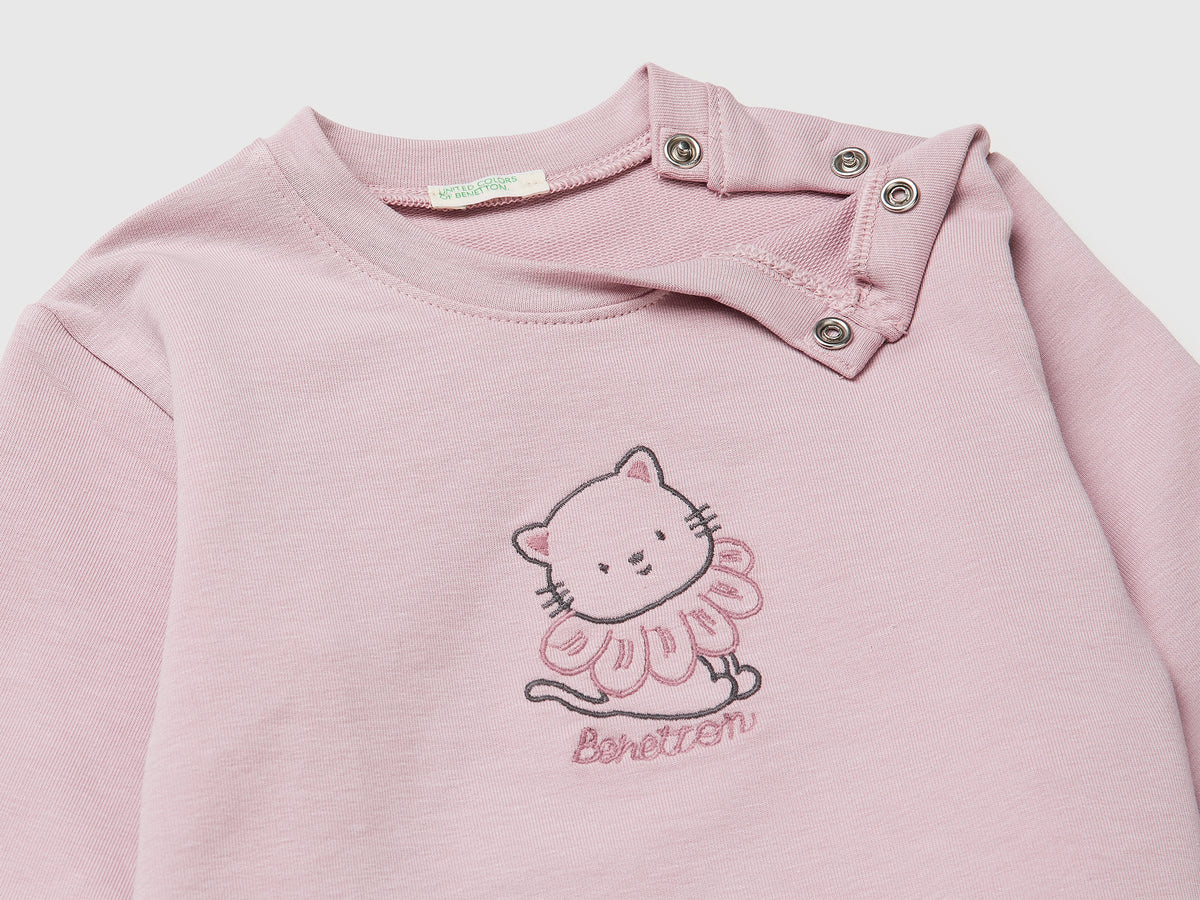 Felpa con patch animaletto