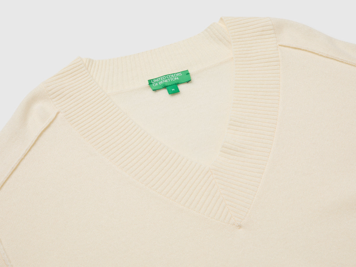 Maglia morbida con scollo a V in misto cashmere