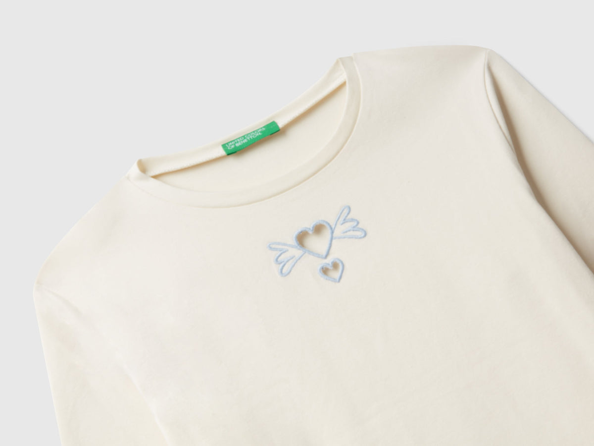T-shirt con cuori cut out