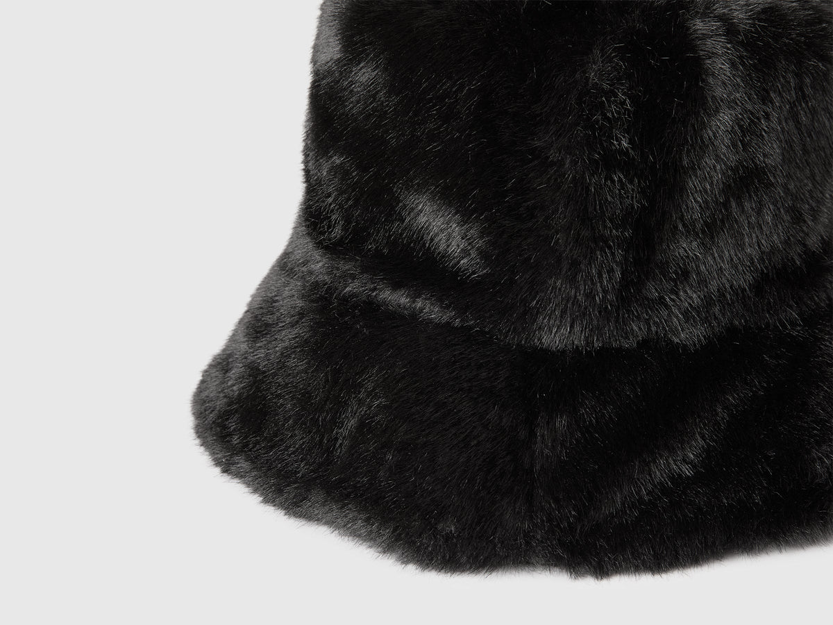 Cappello in pelliccetta sintetica reversibile