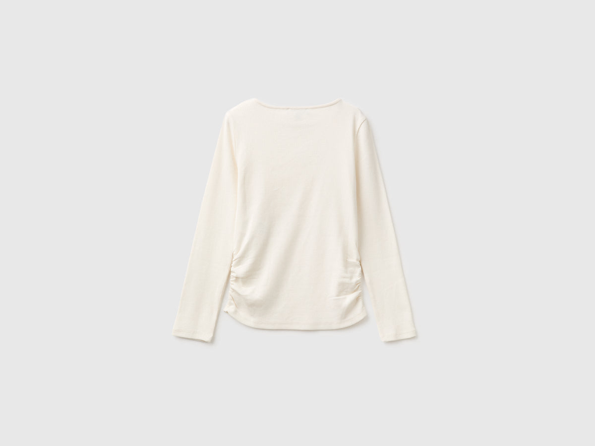 T-shirt con borchiette