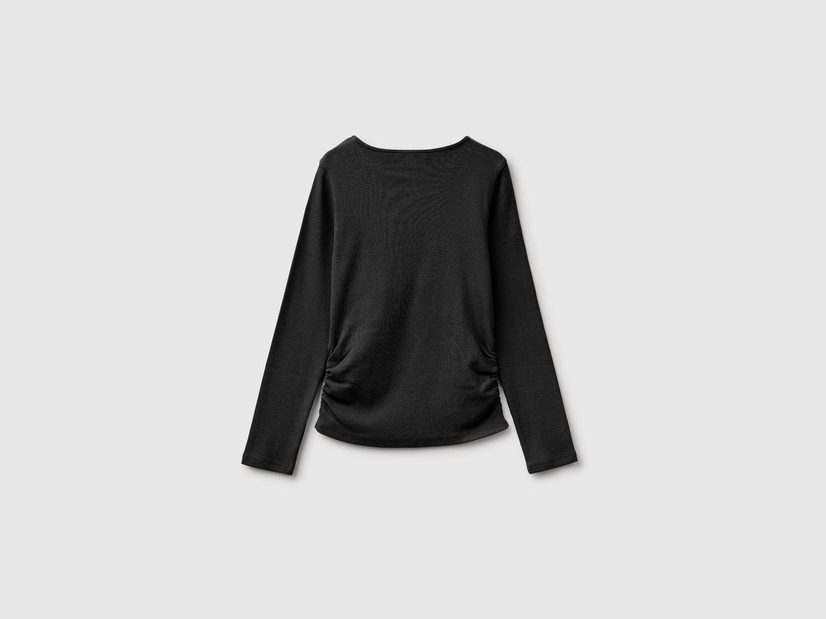 T-shirt con borchiette