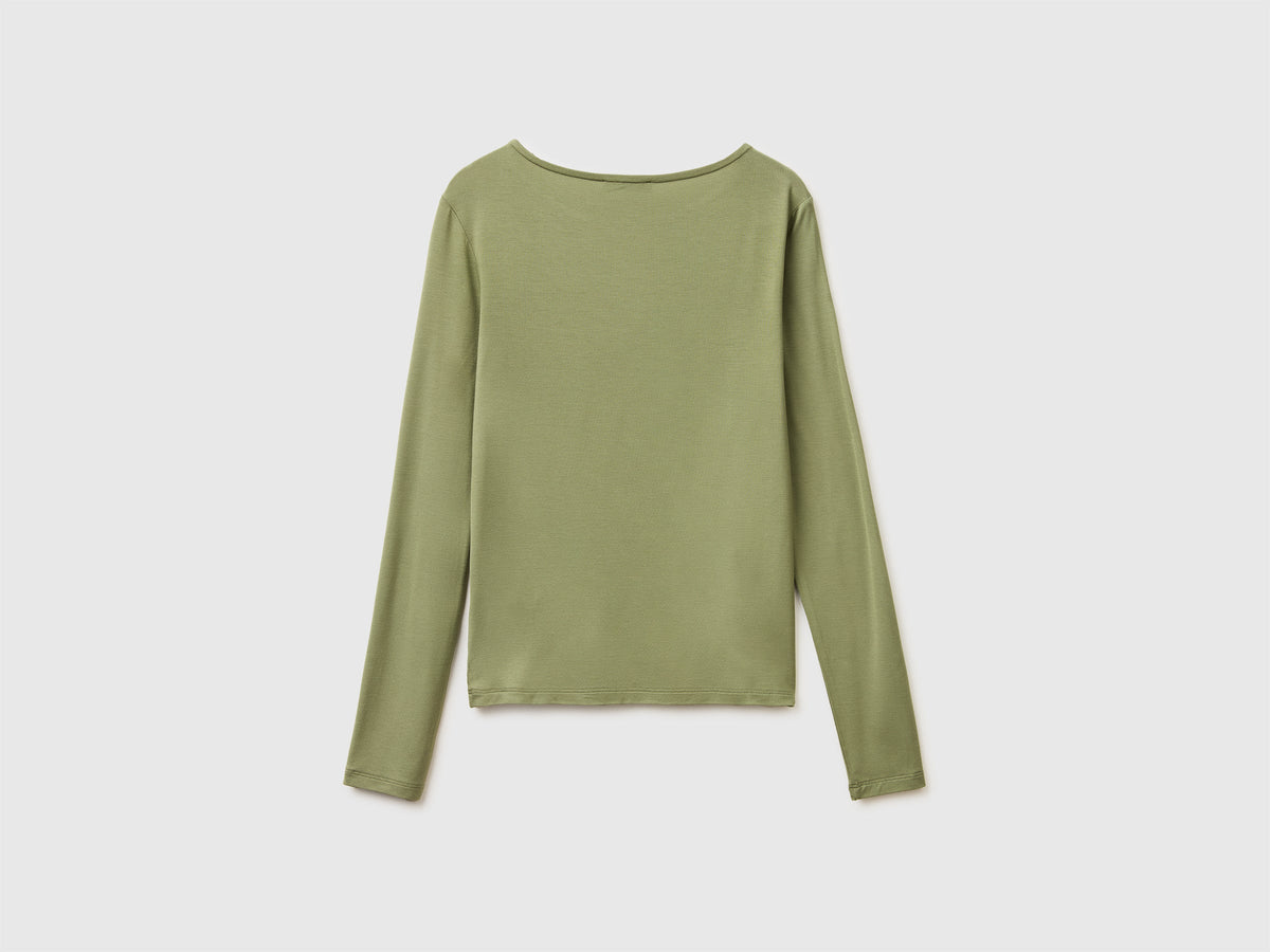 T-shirt con scollo a barchetta