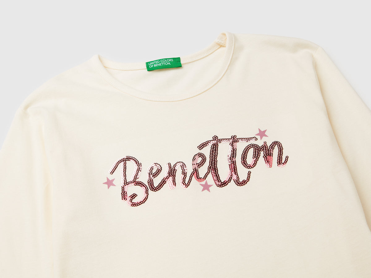 T-shirt in caldo cotone con paillettes