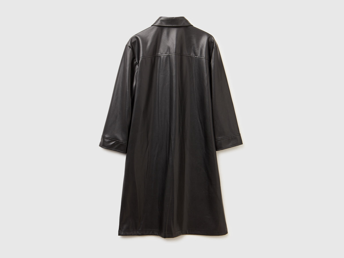 Vestito con colletto in tessuto spalmato