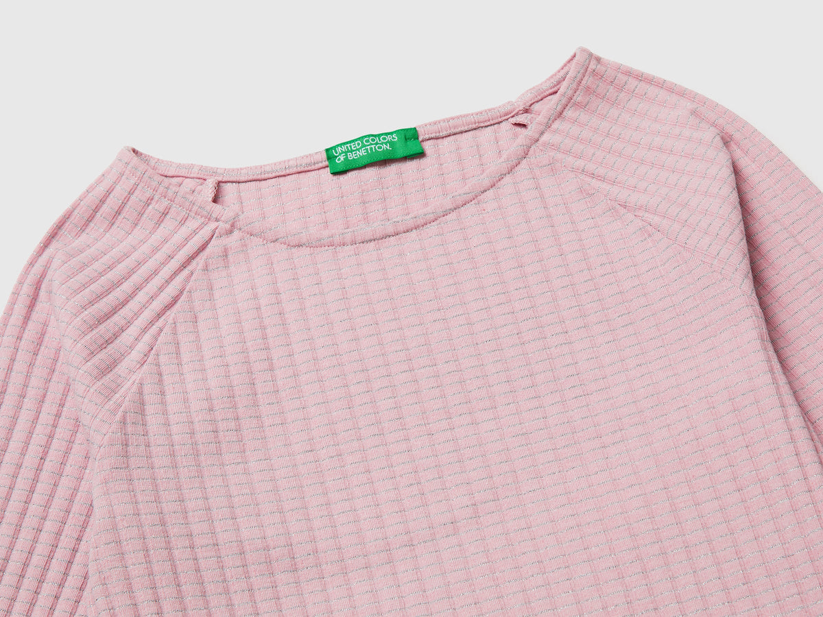 T-shirt a costine con scollo a barca
