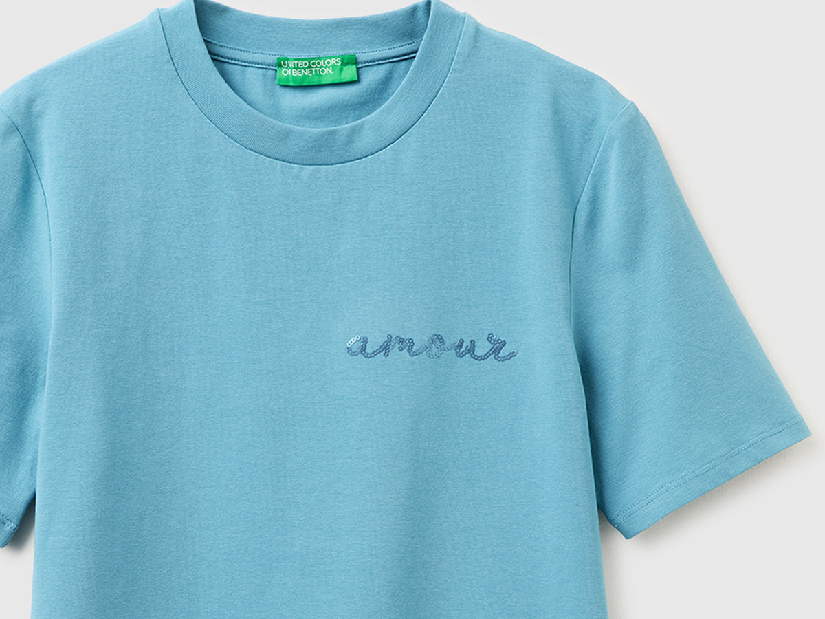 T-shirt con ricamo "amour"