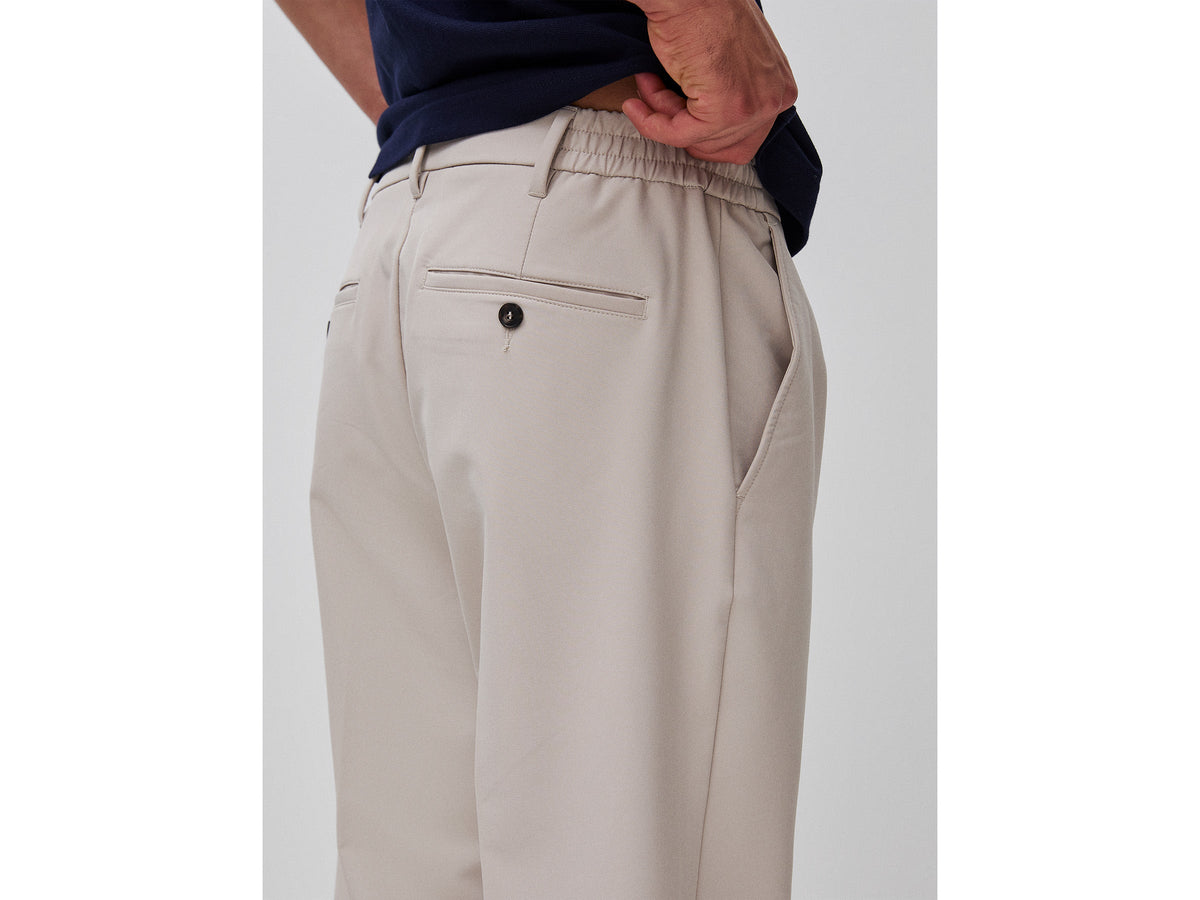 Pantaloni con pinces e piega