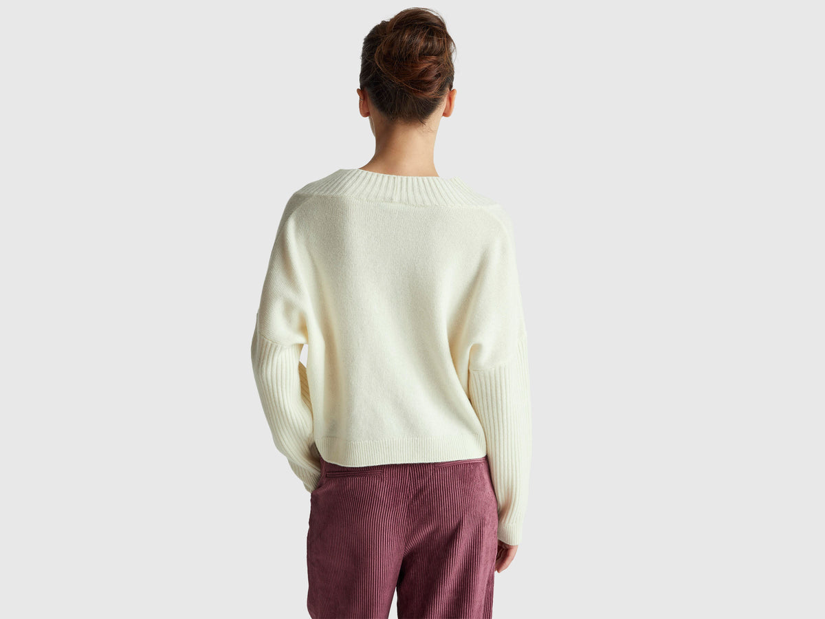 Maglione boxy fit con scollo a V