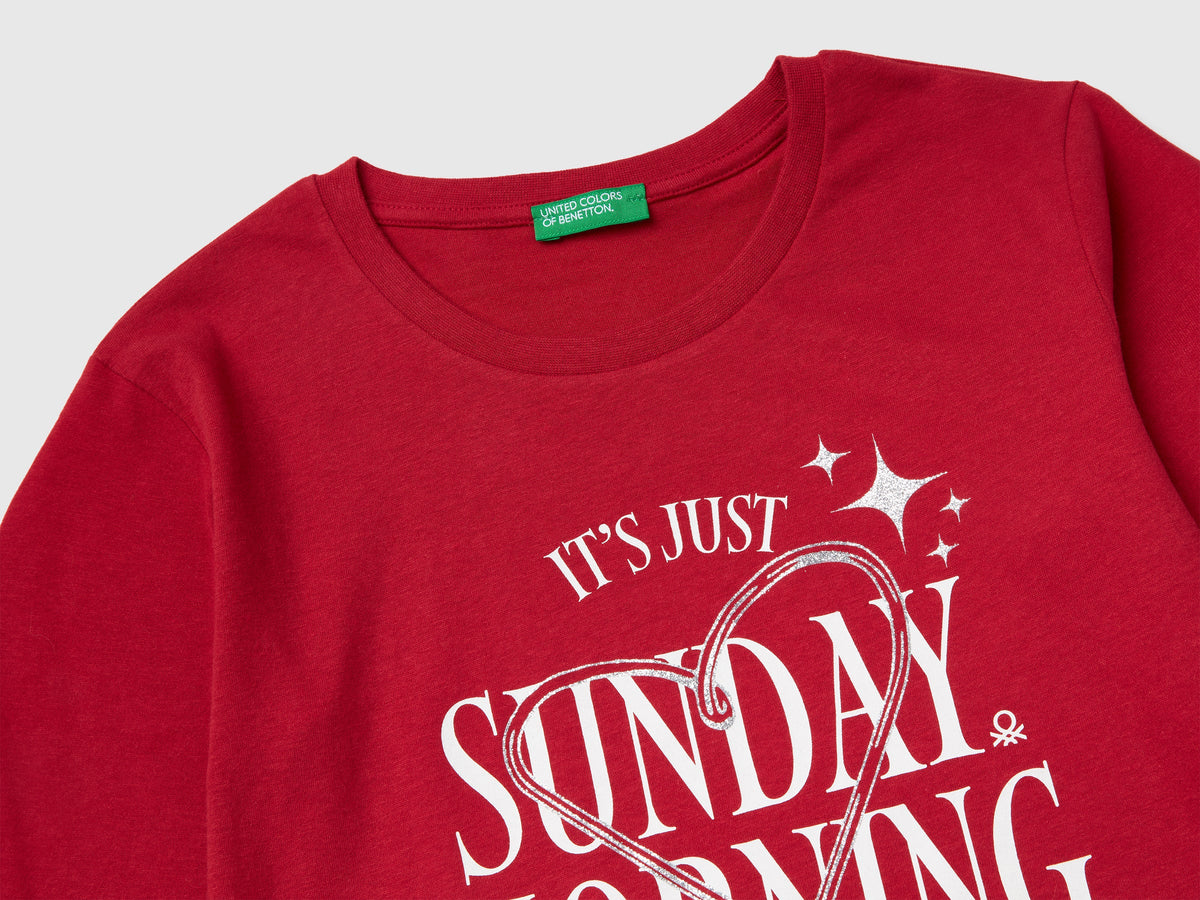 T-shirt con stampa glitter