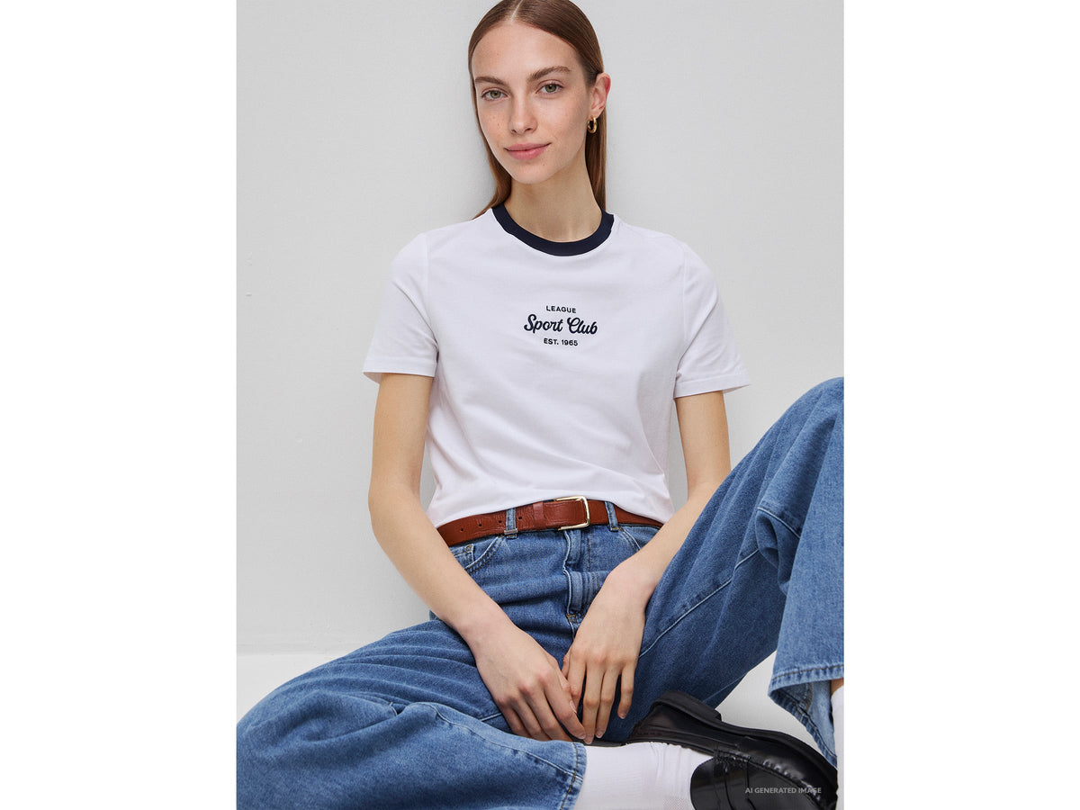 T-shirt con stemma ricamato
