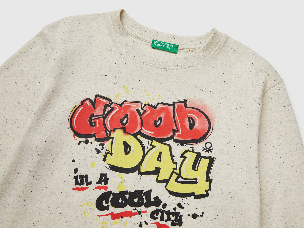 T-shirt con stampa graffiti