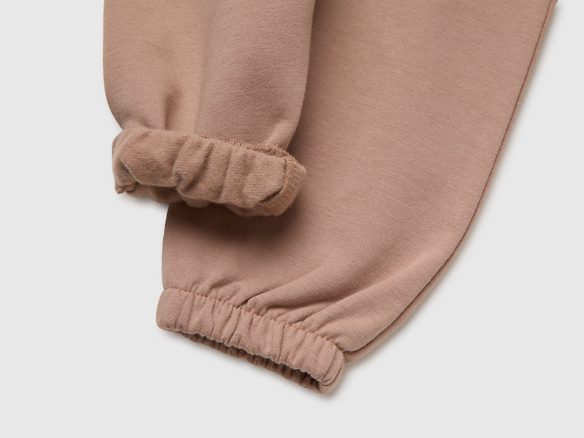 Pantaloni in felpa con animaletto sul retro