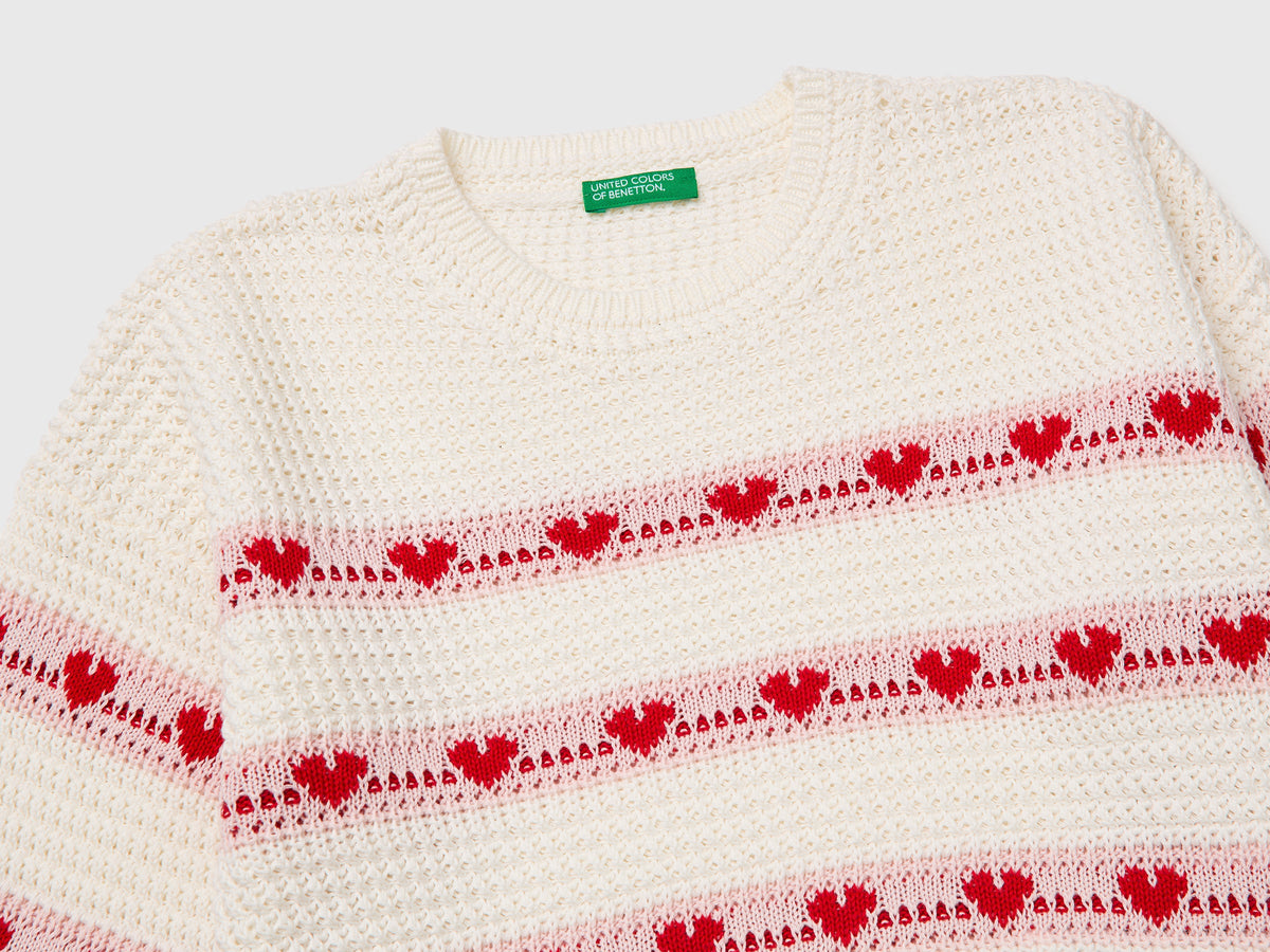 Maglia con righe e cuori