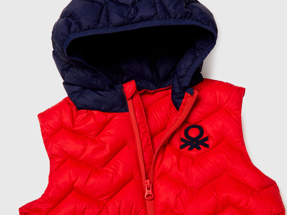 Gilet imbottito con cappuccio