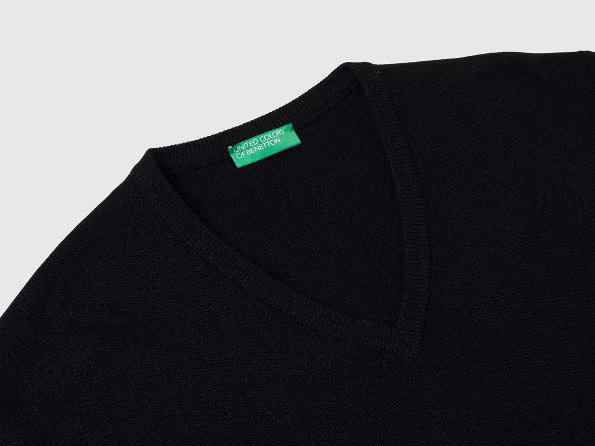 Maglia scollo a V nera in pura lana Merino