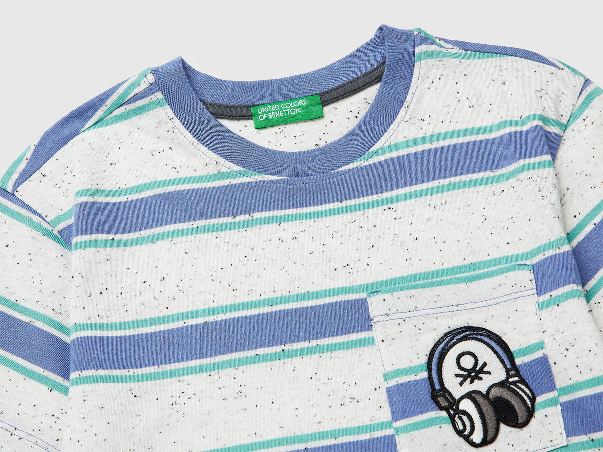 T-shirt rigata con patch