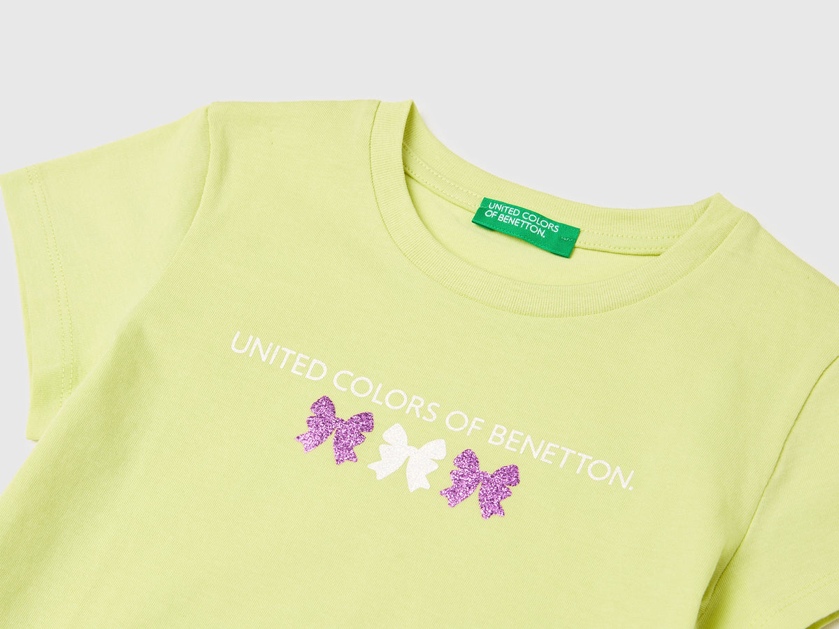 T-shirt con stampa glitter