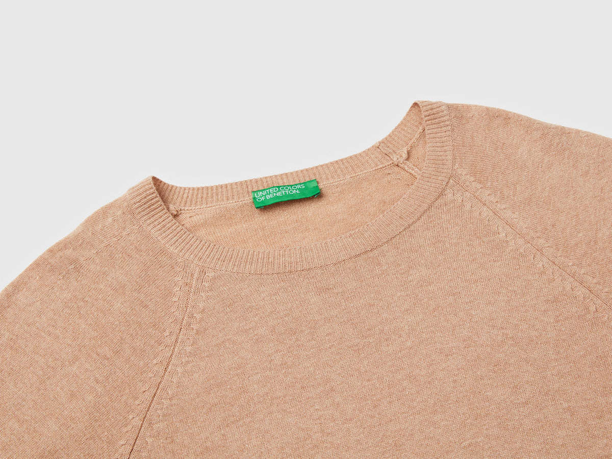 Maglia girocollo beige in misto lana e cashmere