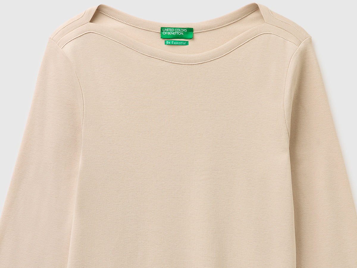 T-shirt slim fit con scollo a barchetta