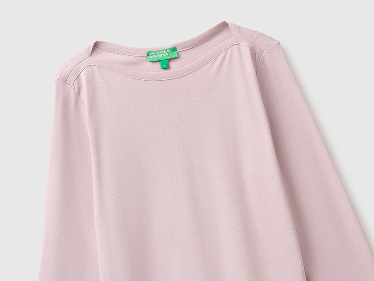 T-shirt slim fit con scollo a barchetta