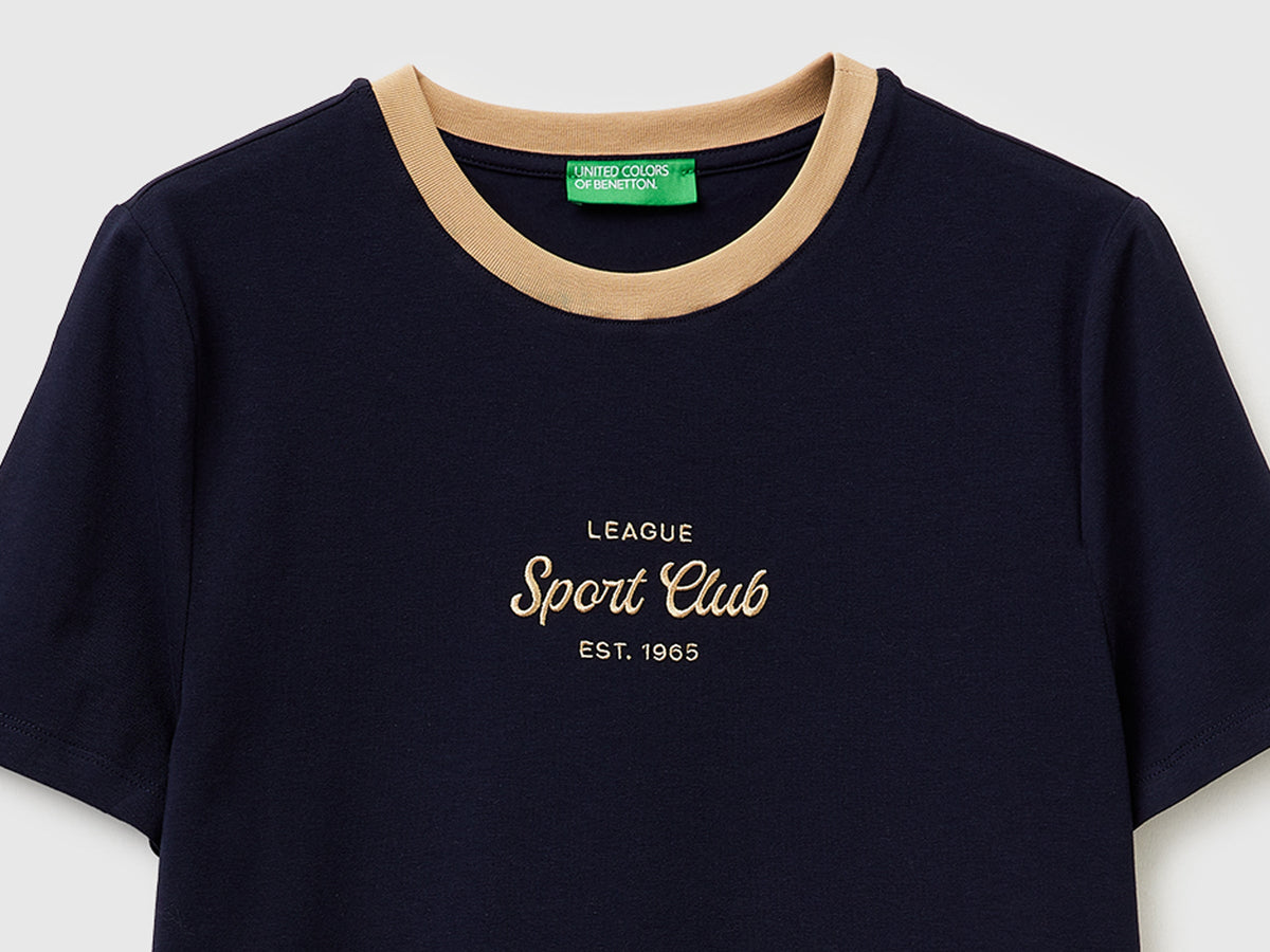 T-shirt con stemma ricamato