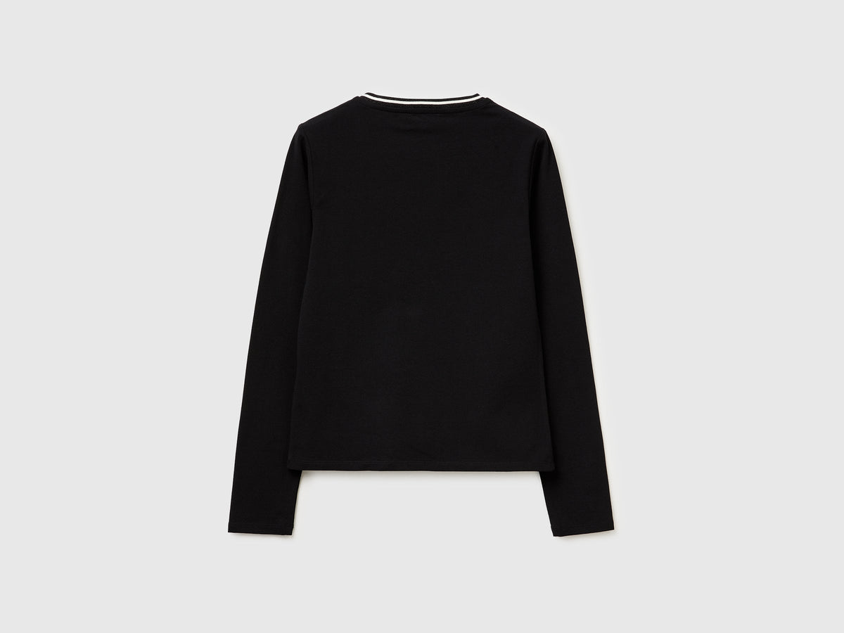 T-shirt aderente scollo a V