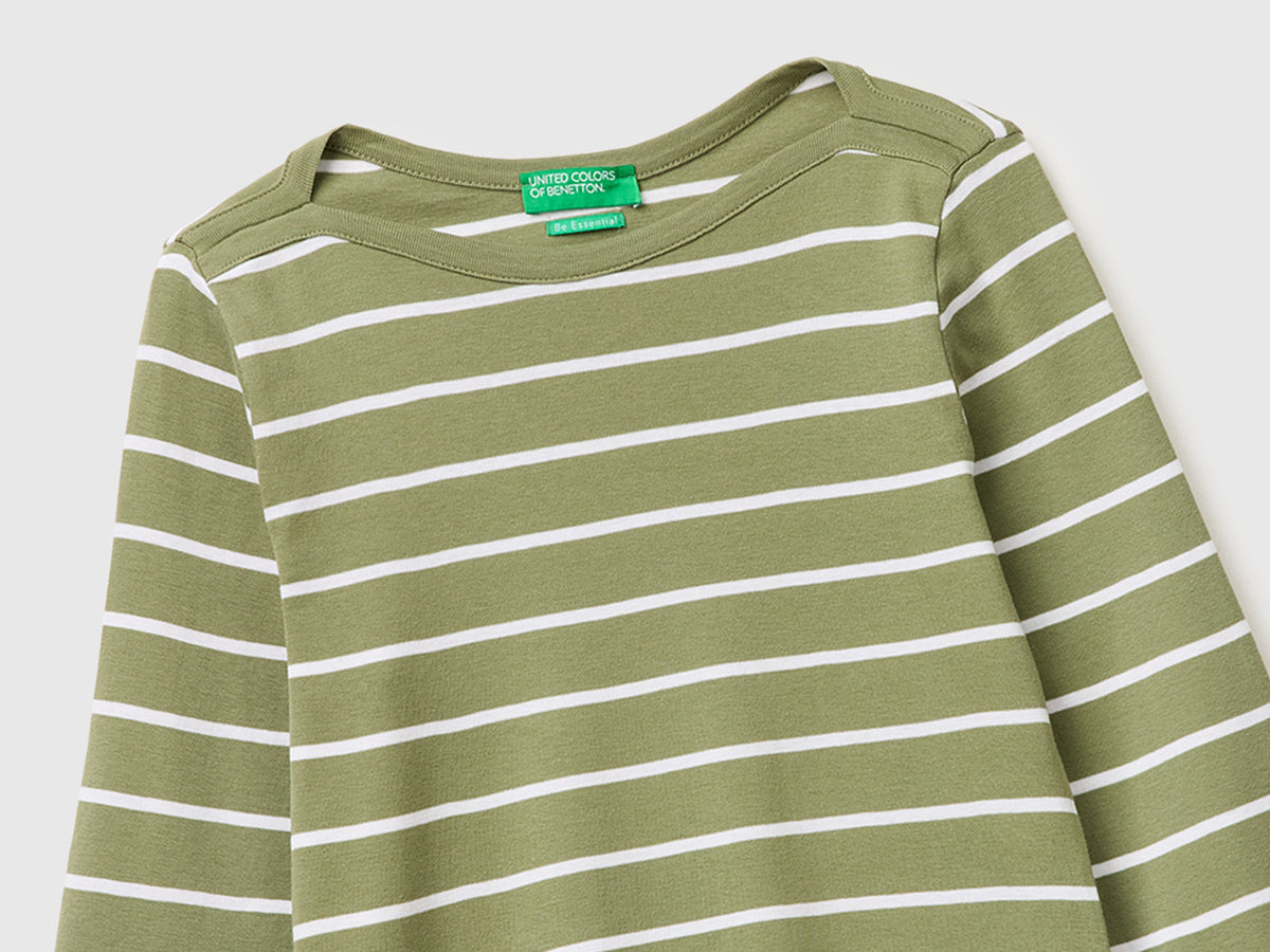 T-shirt a righe con scollo a barchetta