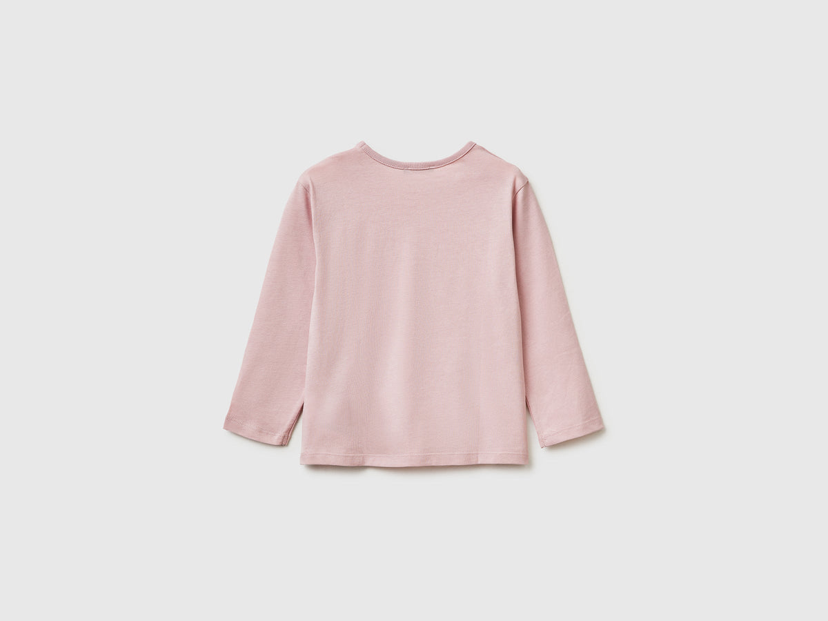 T-shirt con stampa e applicazioni