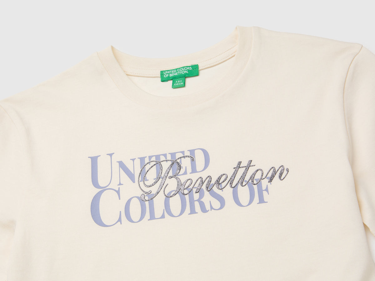 T-shirt con stampa glitter