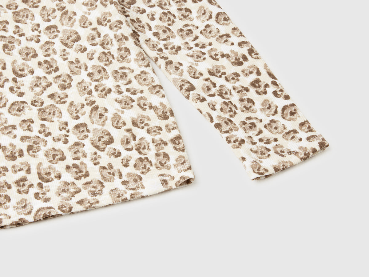 T-shirt lupetto beige con stampa animalier