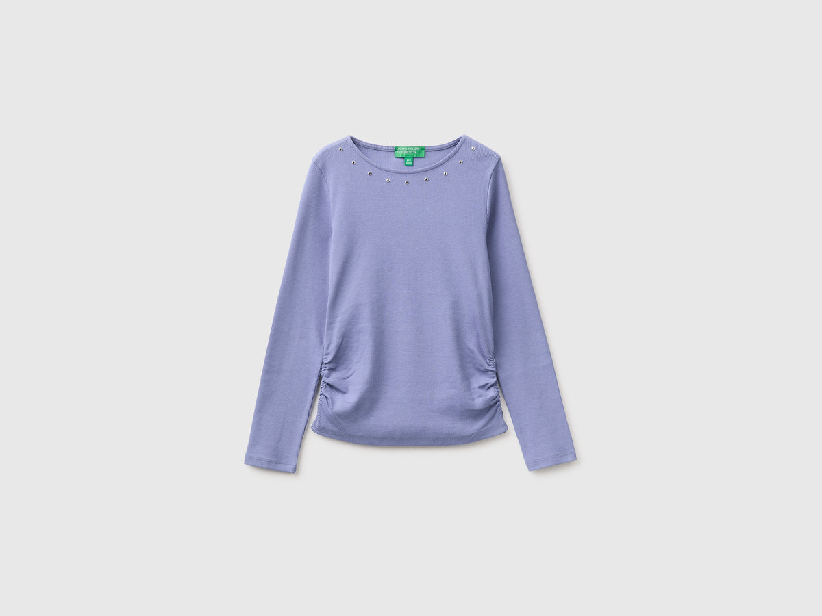 T-shirt con borchiette