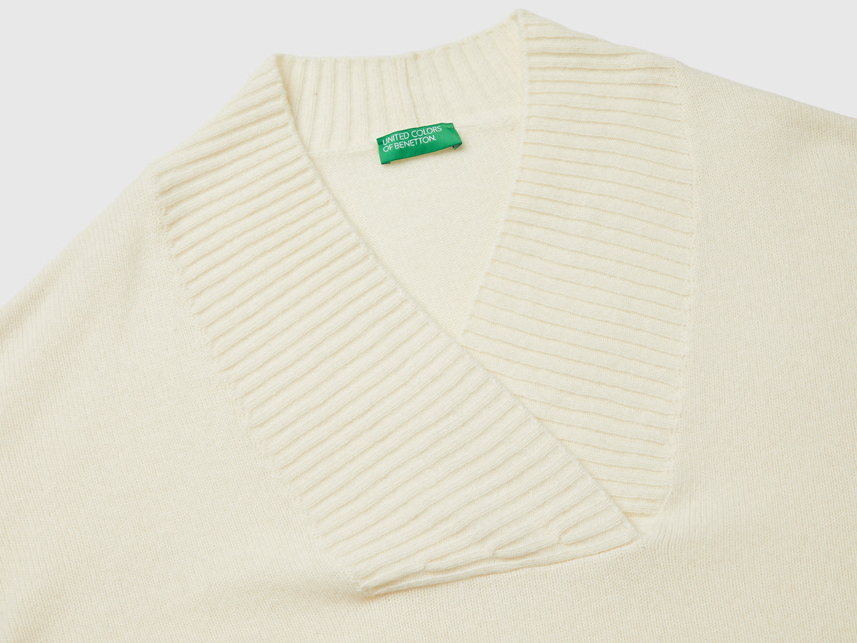 Maglione boxy fit con scollo a V
