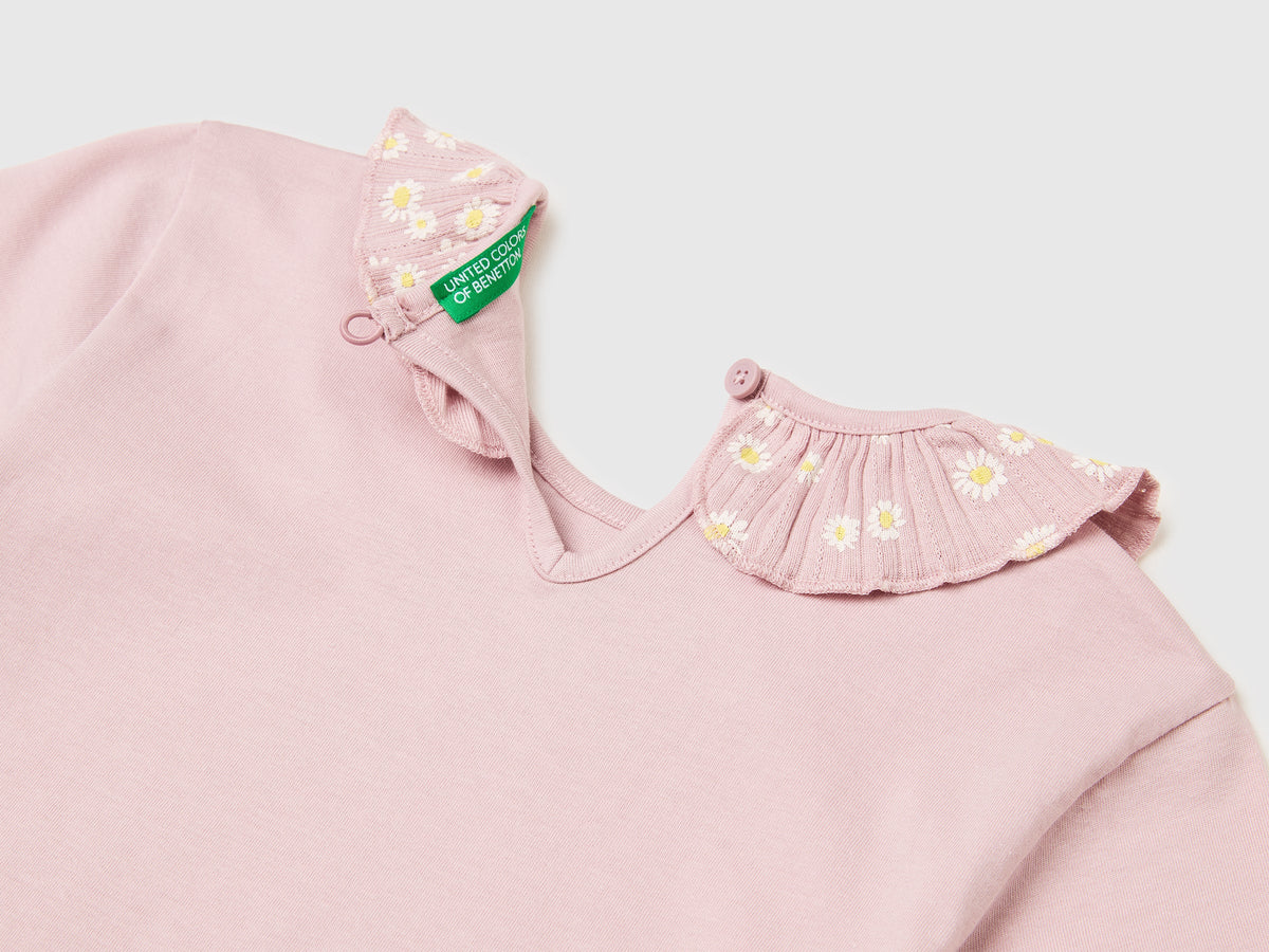T-shirt con rouches sul colletto