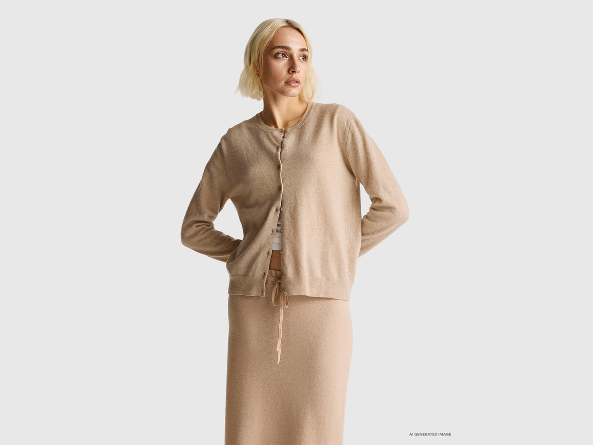 Cardigan girocollo beige in pura lana Merino
