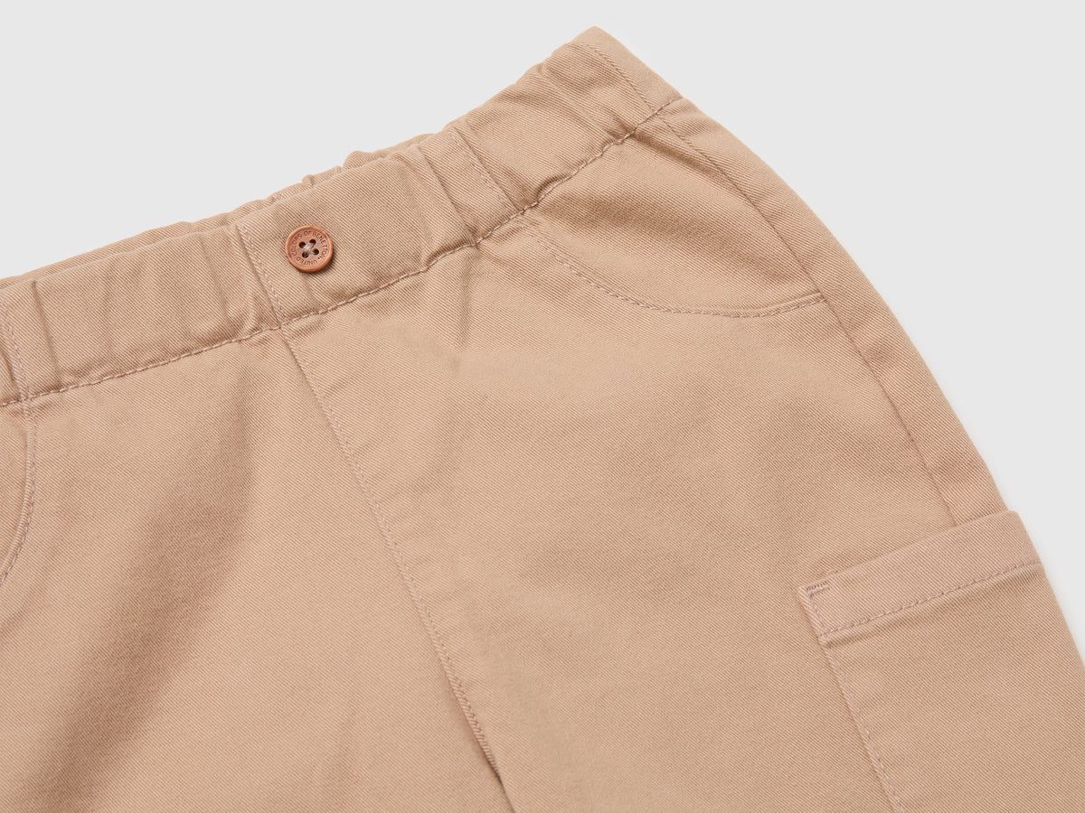 Pantaloni con taschino ricamato