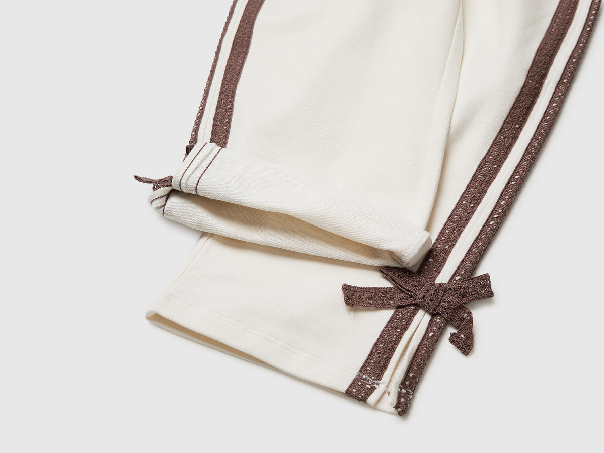 Pantaloni con pizzo e fiocchetti