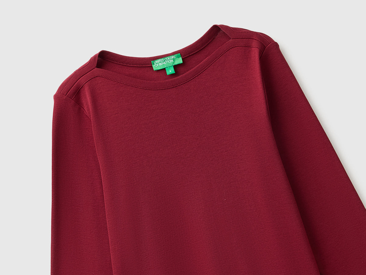T-shirt slim fit con scollo a barchetta